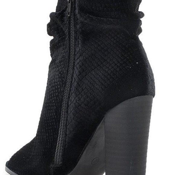 PRIVILEGED BY J.C. DOSSIER MISHA BLACK BLOCK HEEL - Picture 3 of 7